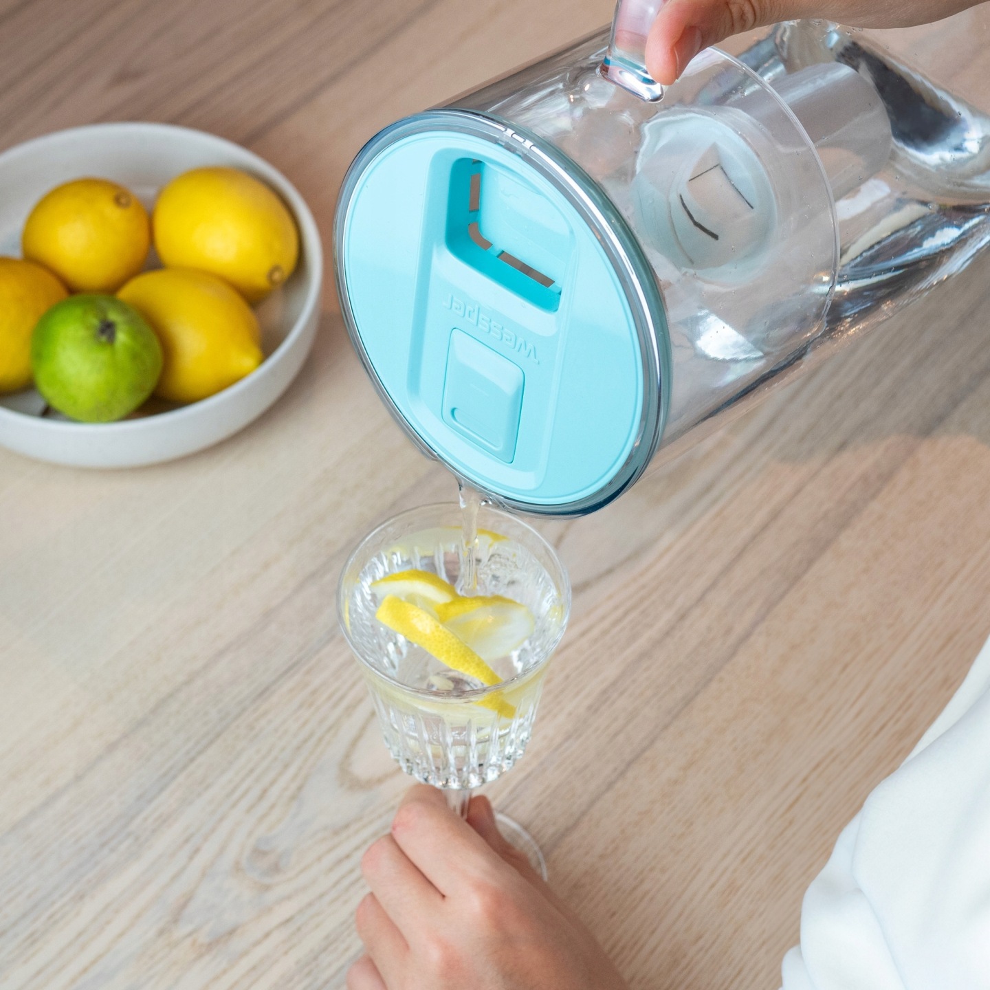 Szklany dzbanek Wessper D2 z&nbsp;miętową pokrywką w&nbsp;codziennym zastosowaniu